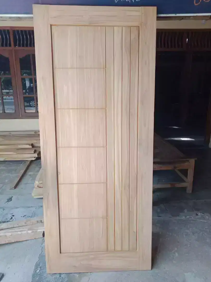 Pintu kayu jati serat padat model bebas sesuai permintaan.Garapan alus