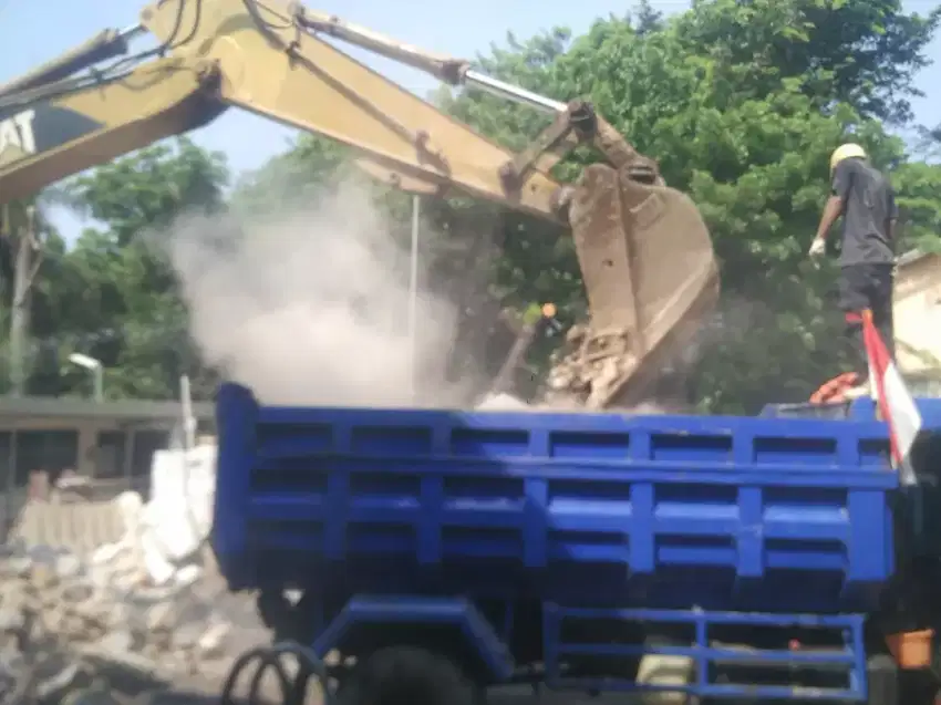 Gali kolam renang puing tanah merah urugan buang puing