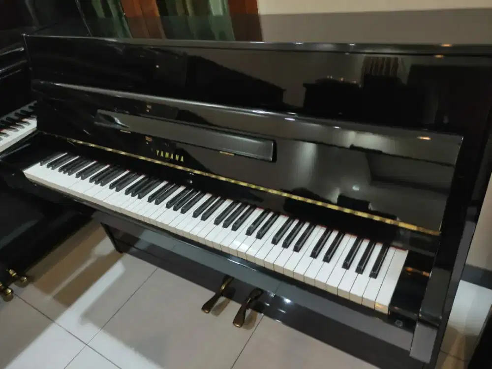 Piano Yamaha LU black