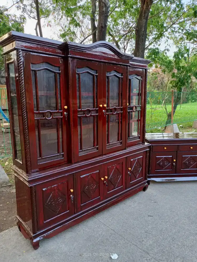 Lemari pajangan rak buku kayu jati