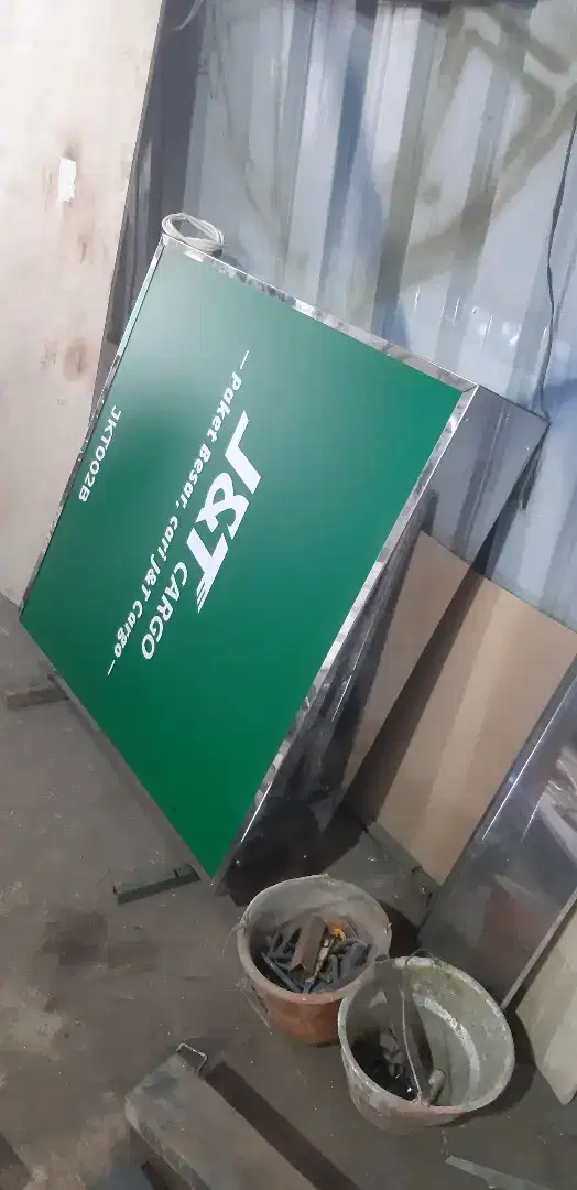 Neon box papan nama leter timbul running text