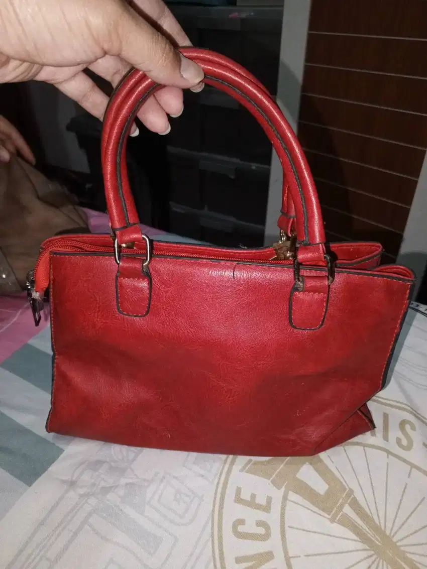 Tas kulit merah