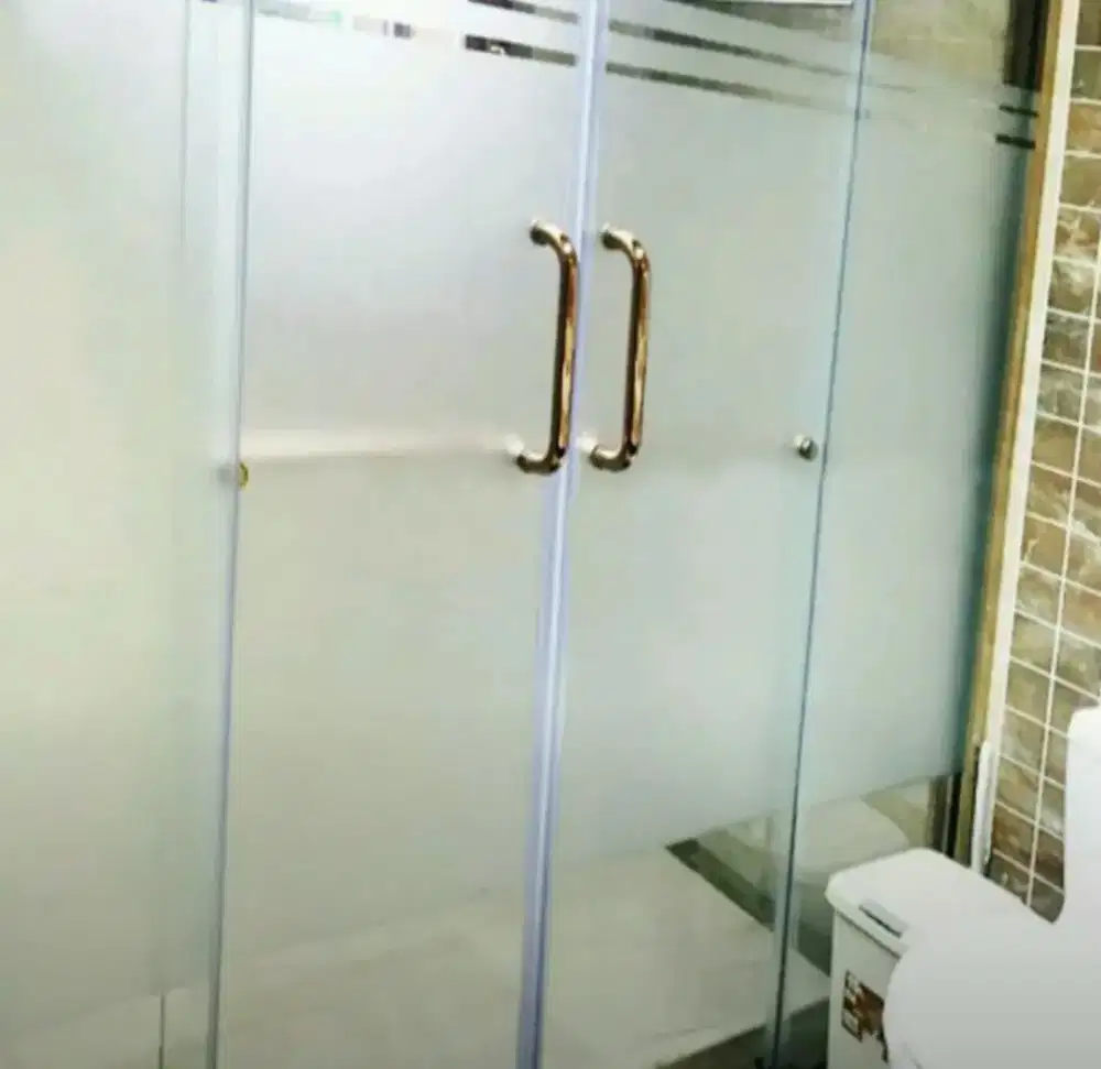 Buat Kamar mandi tertutup dg stiker Sanblas dan Kaca Film