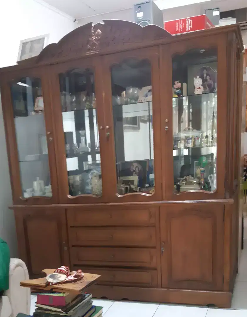 Lemari pajangan Kayu Jati