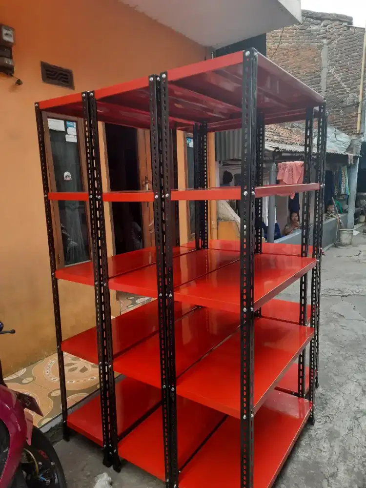 Rak besi gudang diambil/dikirim