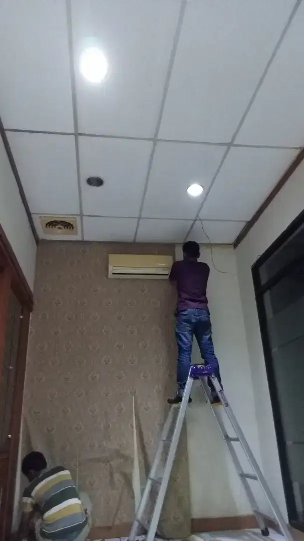 Sepecialis tukang pasang wallpaper vinyl dan wallpaper setiker