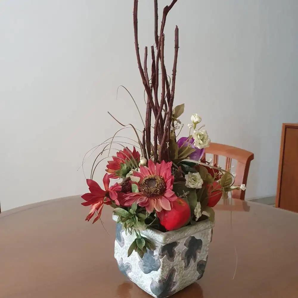 Pot variasi bunga artifisal