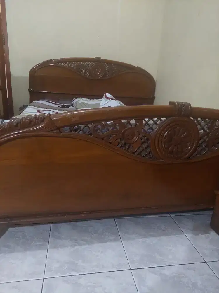 Dipan tempat tidur jati lawasan