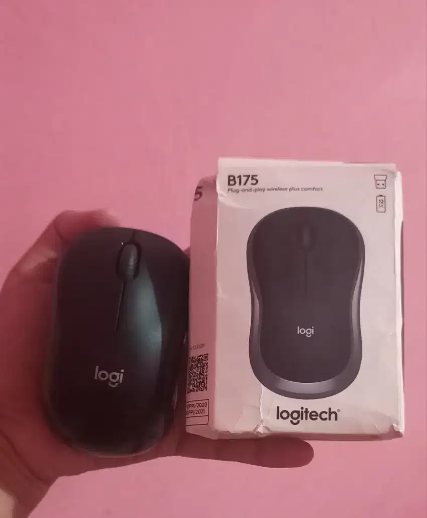 Mouse logitech hitam