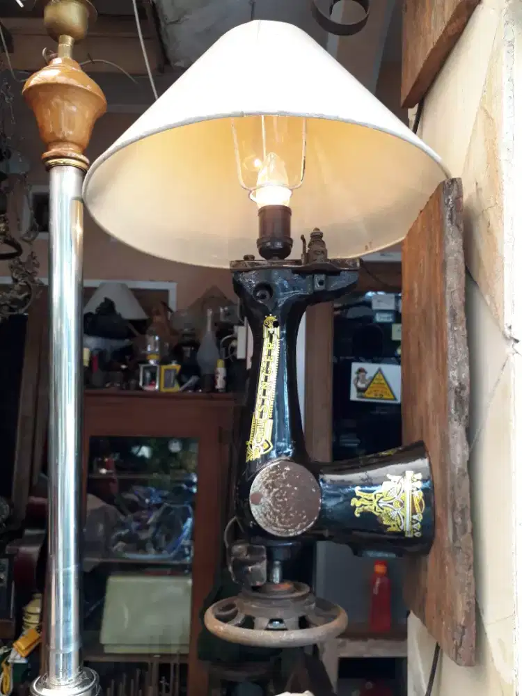 Lampu mesin jahit singer tempel dinding