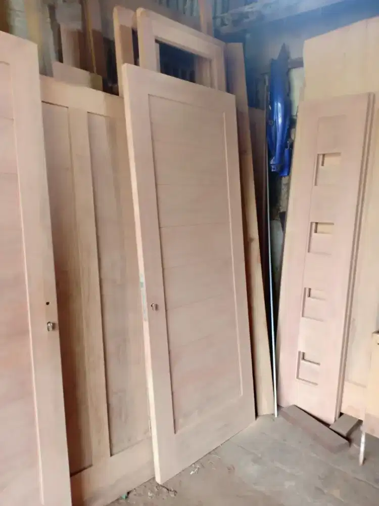 pintu kaca lipat dan pintu kayu full.