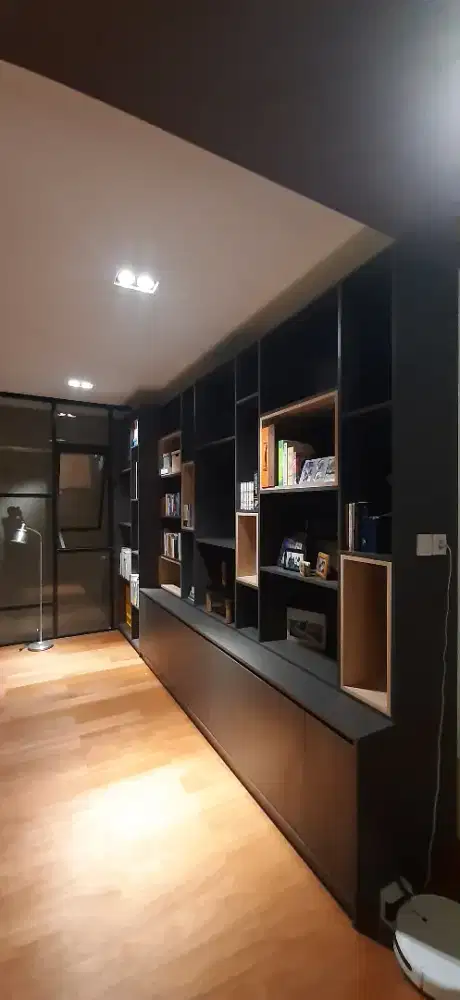 Lemari pajangan minimalis