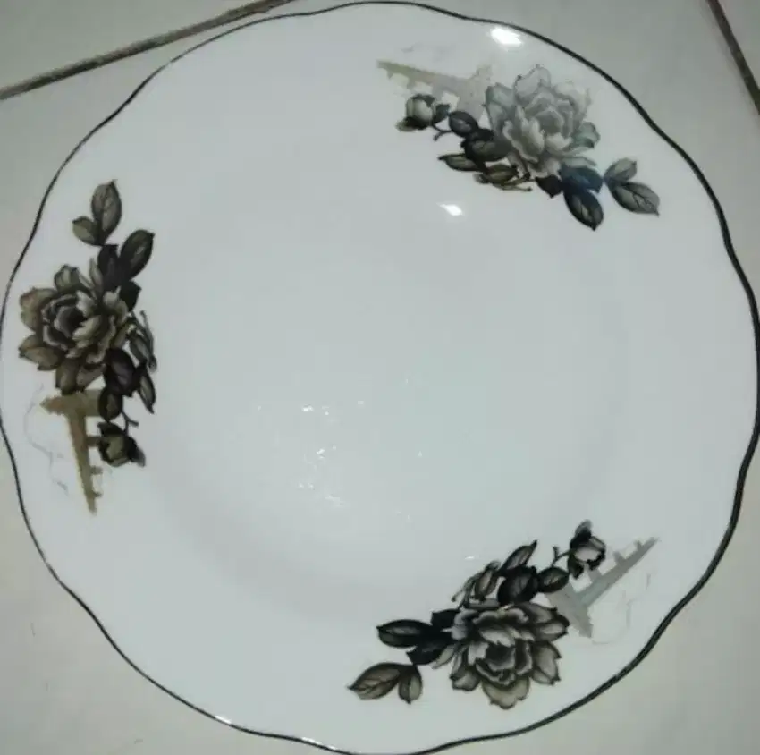 Piring Keramik Putih motif Bunga Rose Mawar Jadul
