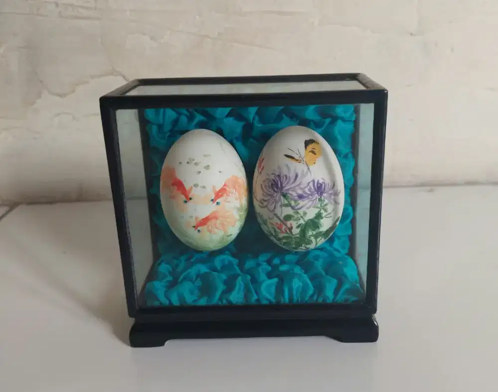 Pajangan telur lukis kuno