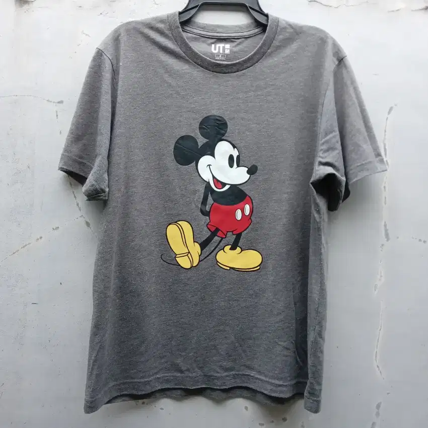 Kaos uniqlo mickey mouse