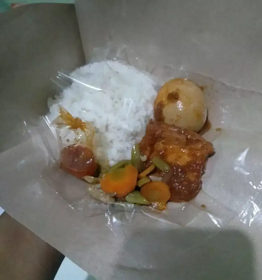 Nasi bungkus telur bali