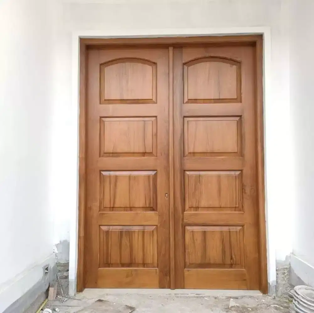 Pintu utama dan jendela kanan kiri
