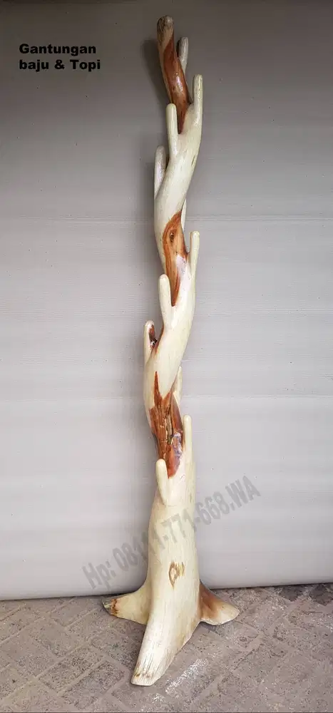 Gantungan topi dan jaket