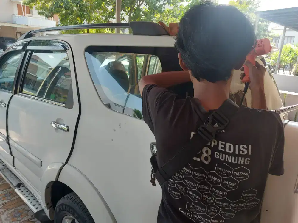 teknisi pasang kaca film mobil