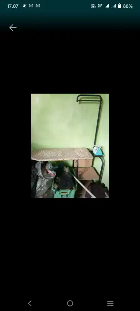 Meja gosokan berdiri