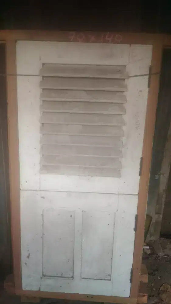 Jendela krepyak stok melimpah