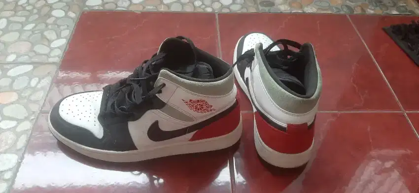 Jual Sepatu Air Jordan 1 Mid Onion Black Toe Uk. 42