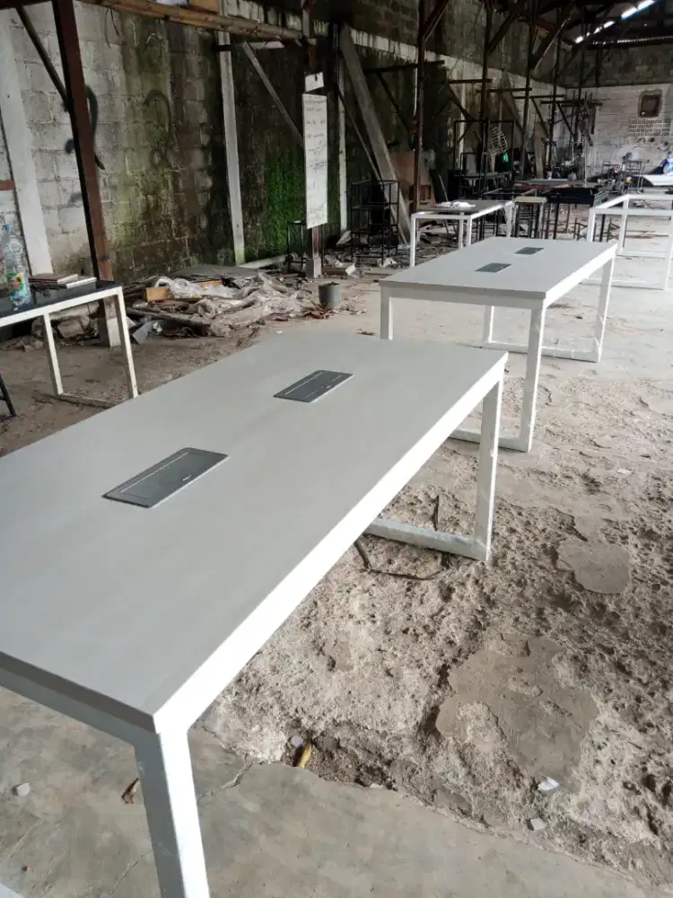 Meja kantor karyawan