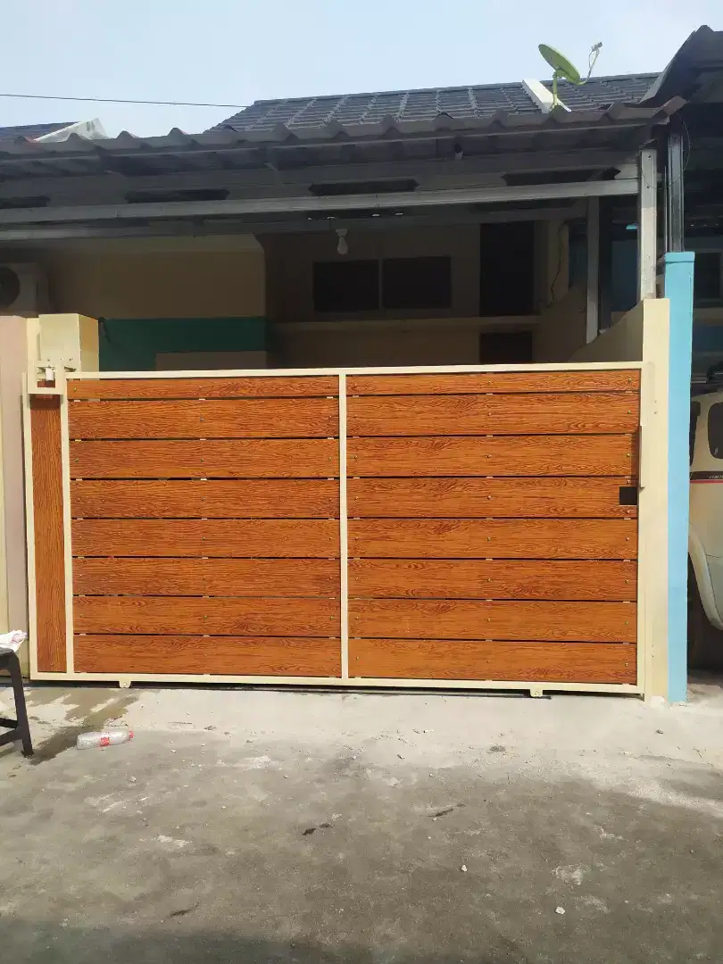 Pagar tralis balkon pintu tangga