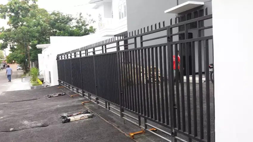 Pagar besi holo petak,tralis jendela canopy,dan pintu besi