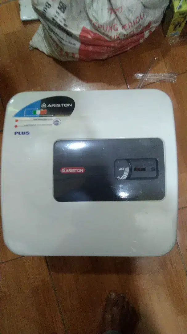 water heater (pemanas air)merk ariston