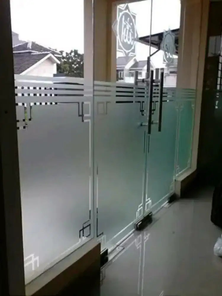 Bberapastikerkaca yg digunakan utk gedungyakni stikersanblas&kaca film