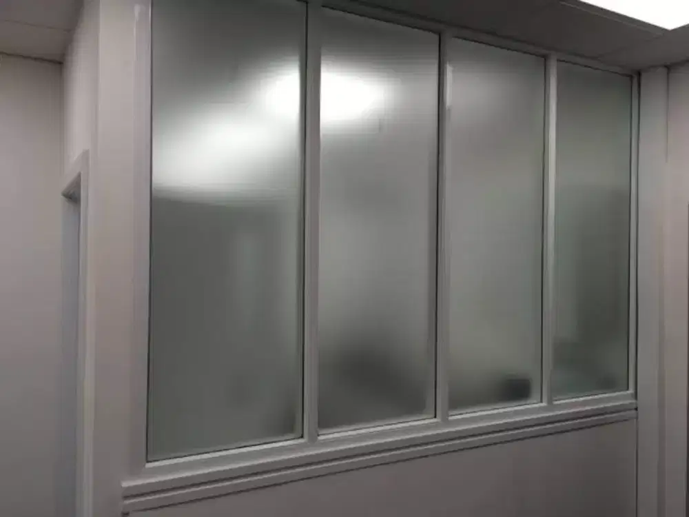 pasang stiker sanblas dan kaca film Berikan suasana hangat