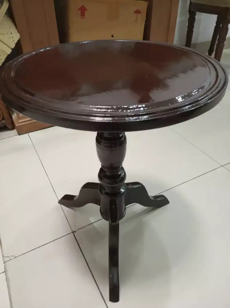 Meja bulat kayu antik T. 45cm diamtr 38cm.