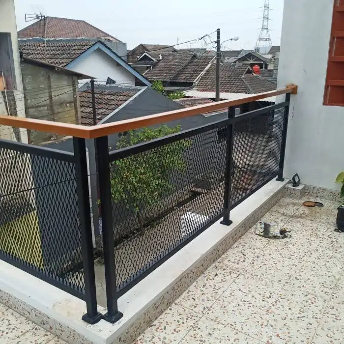 Balkon expanda kombinasi cat kayu