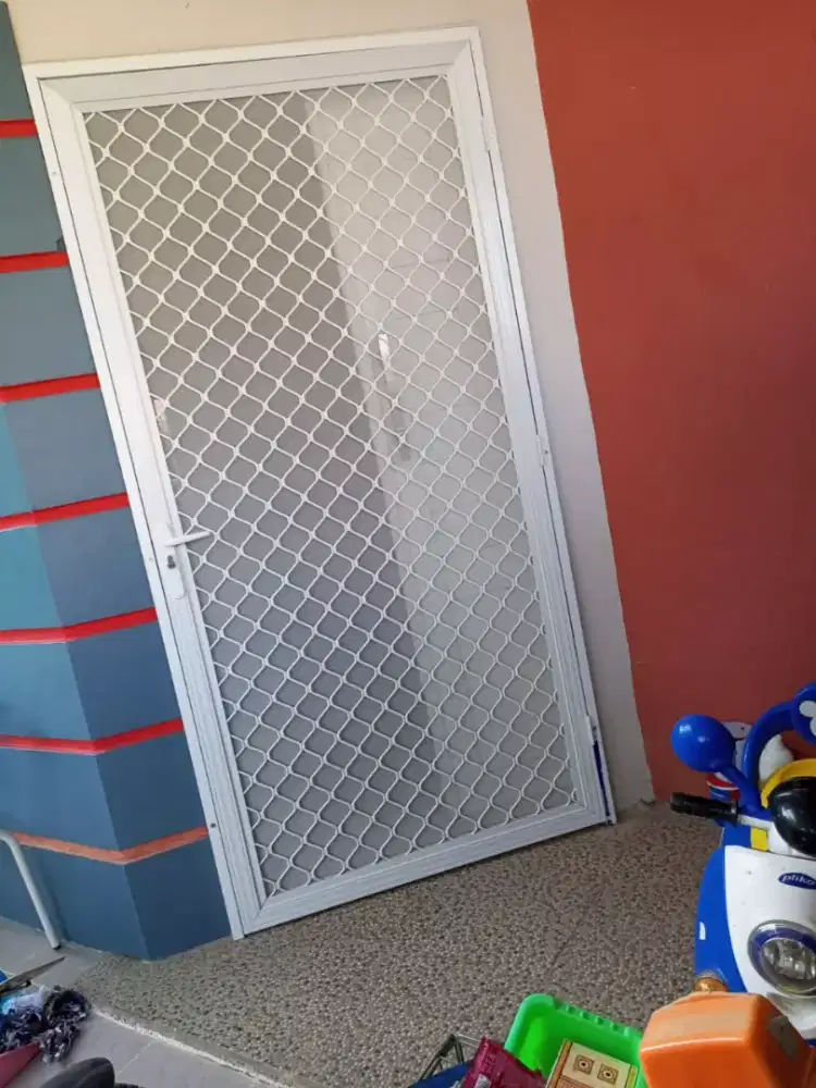 Pintu Kasa Nyamuk Almunium Espanda Putih
