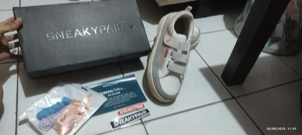 Sneakypair Daisy Series.