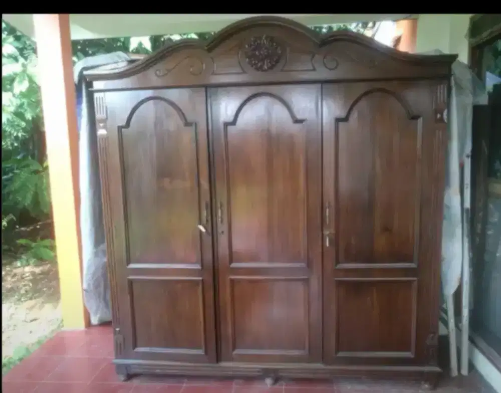 Lemari jati bermahkota
