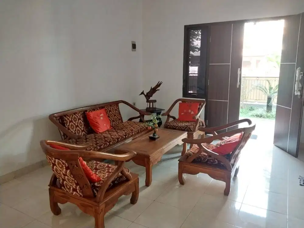 Disewakan Rumah 2 Lt Besar
