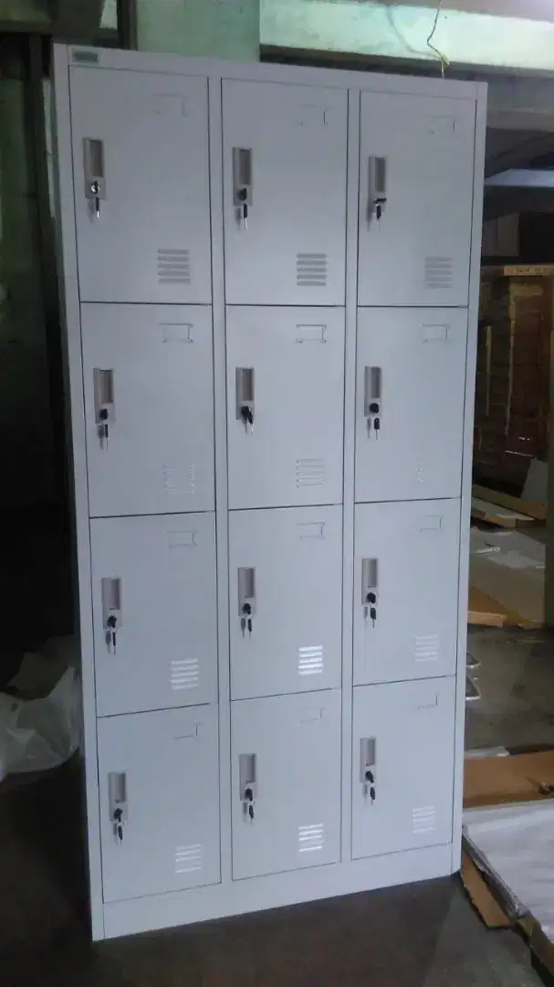 Lemari besi  loker 12 pintu new