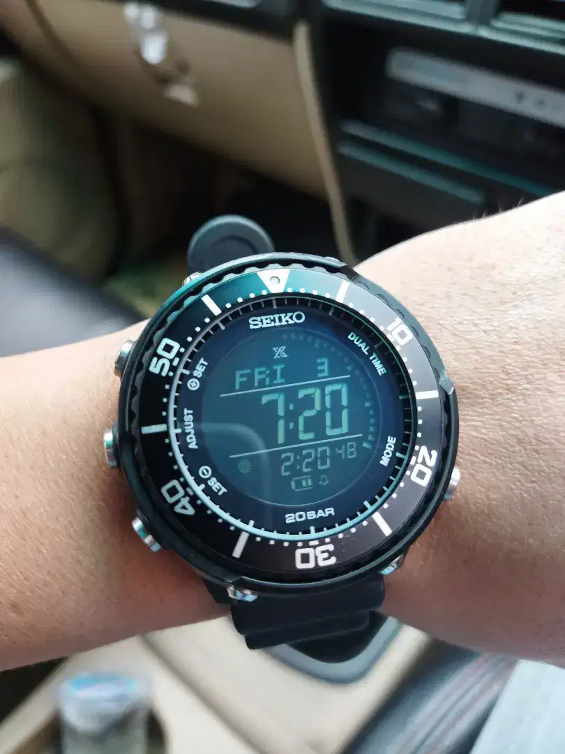 Jam tangan Seiko digital