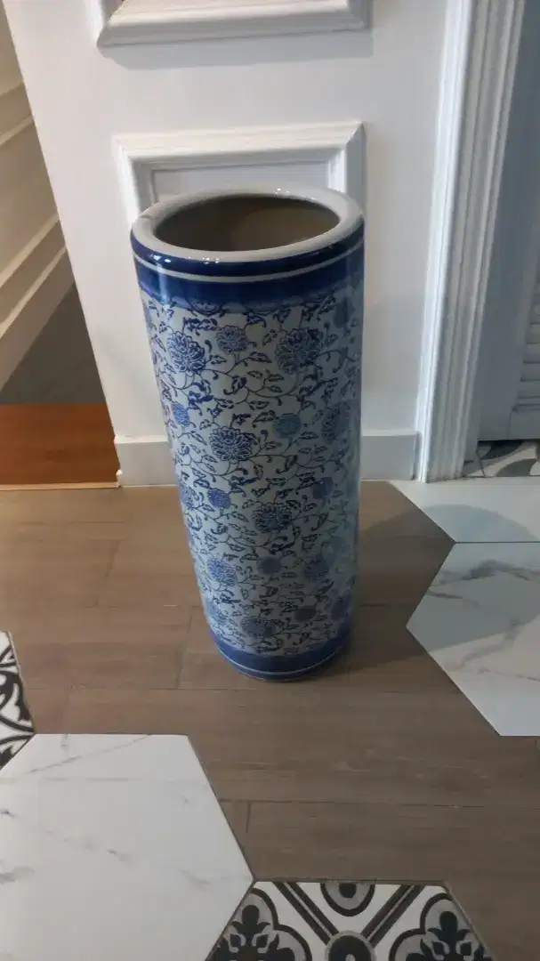 Tempat Payung Keramik Biru Putih