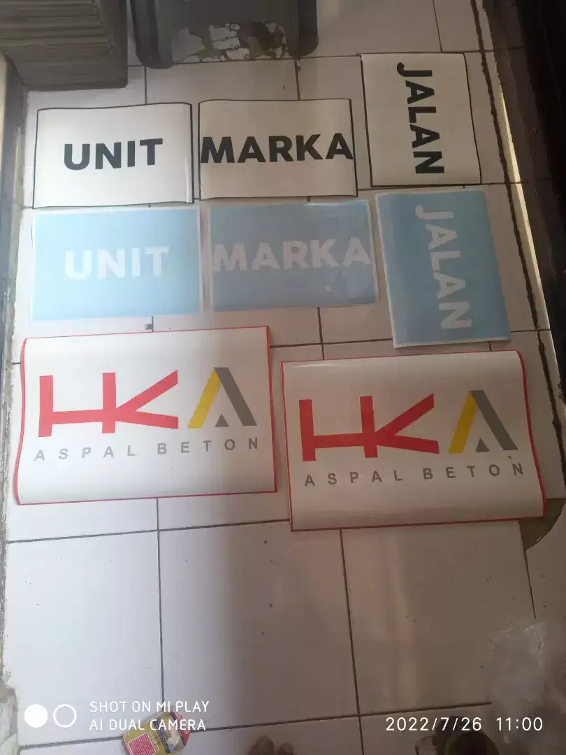 Cutting sticker logo dan nama perusahaan