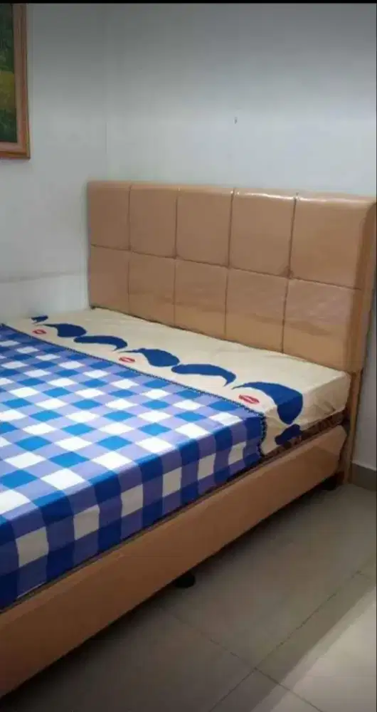 Dipan tempat kasur bahan kayu