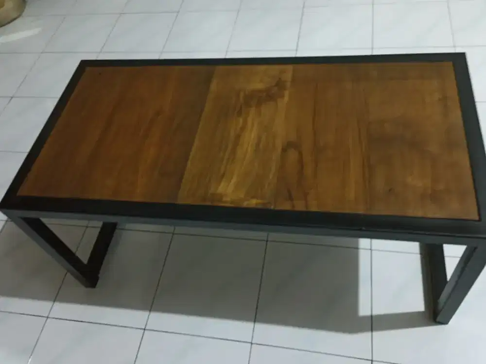 Meja tamu atau meja aquarium