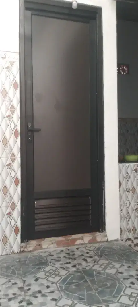 Pintu kamar mandi