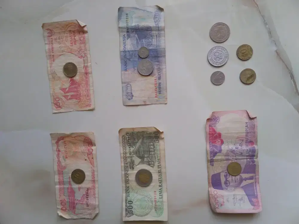 Uang kertas dan koin kuno