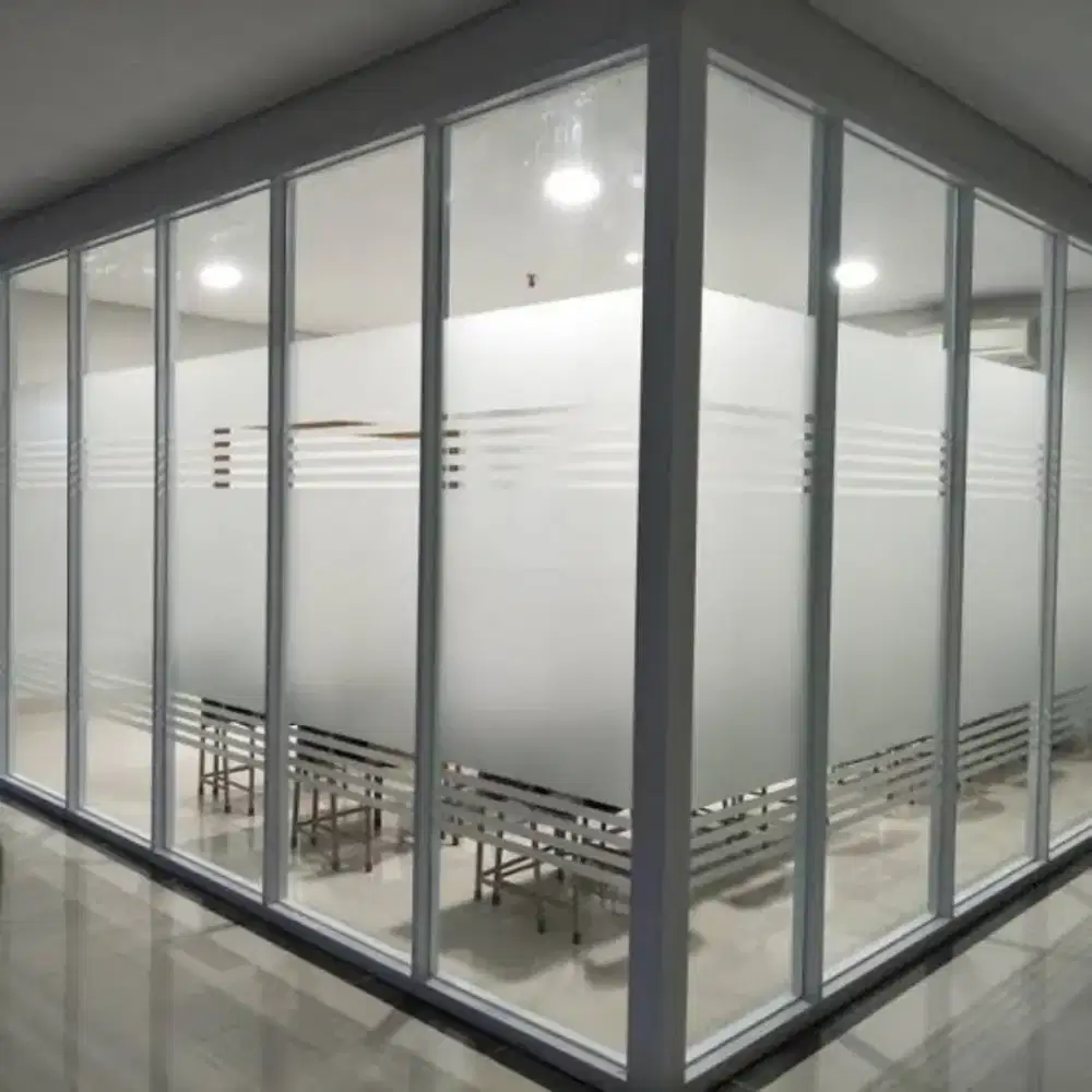 Gedung berkaca lengkapi stiker Sanblas dan kaca film