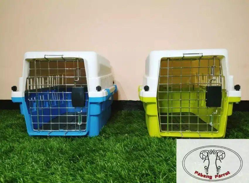 Kennel Box/Pet Cargo ukuran M 50x32x30 ada 2 pilihan Biru atau Hijau.