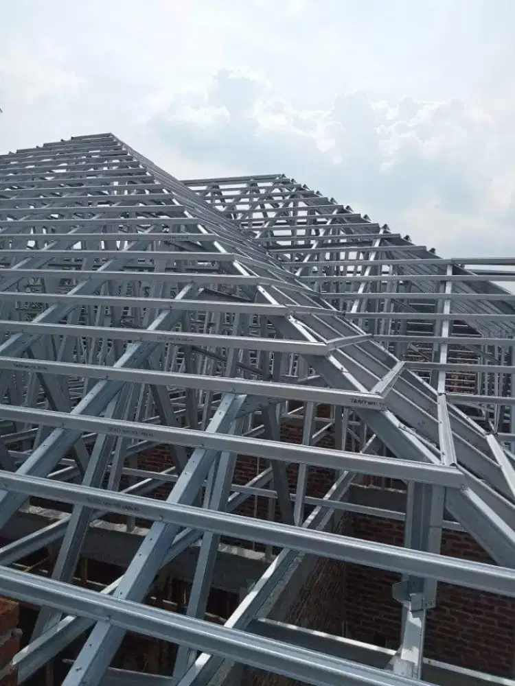 Ahli pemasangan rangka atap baja ringan