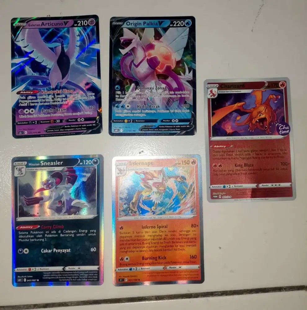 Kartu Pokemon Hologram dan Biasa